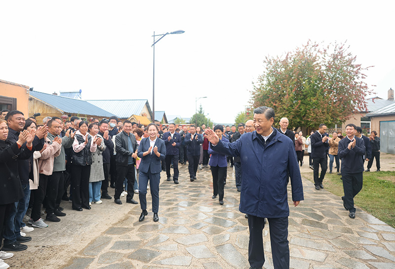 9月6日至8日，中共中央總書記、國家主席、中央軍委主席習(xí)近平在黑龍江考察。這是6日下午，習(xí)近平在大興安嶺地區(qū)漠河市北極村考察時(shí)，向當(dāng)?shù)厝罕姄]手致意。