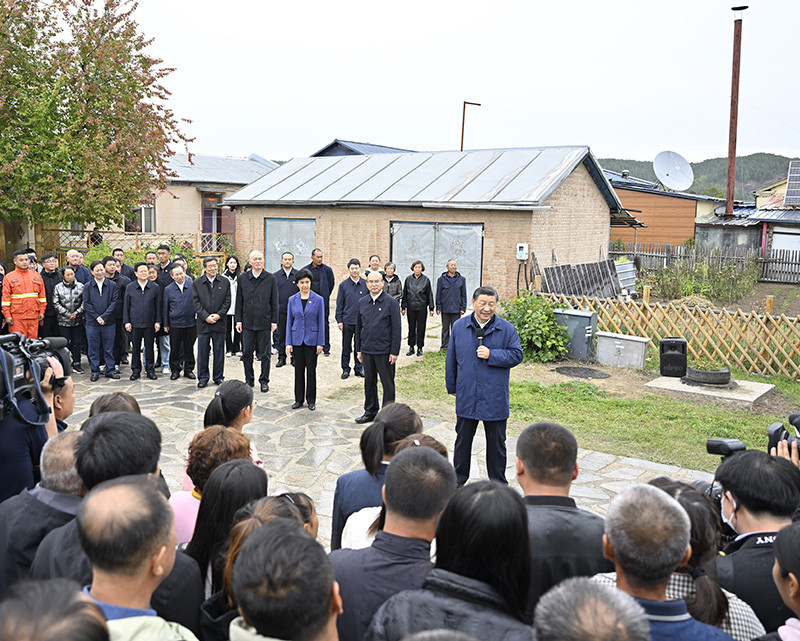 9月6日至8日，中共中央總書記、國家主席、中央軍委主席習(xí)近平在黑龍江考察。這是6日下午，習(xí)近平在大興安嶺地區(qū)漠河市北極村考察時(shí)，同當(dāng)?shù)厝罕娪H切交流。