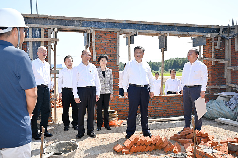 9月6日至8日，中共中央總書記、國家主席、中央軍委主席習(xí)近平在黑龍江考察。這是7日上午，習(xí)近平在遭受洪澇災(zāi)害的哈爾濱尚志市老街基鄉(xiāng)龍王廟村，察看水毀房屋重建情況。